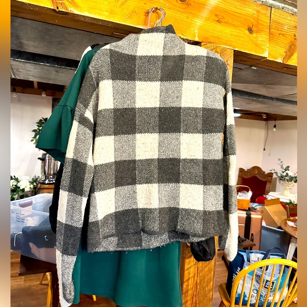 Buffalo plaid sweater - M